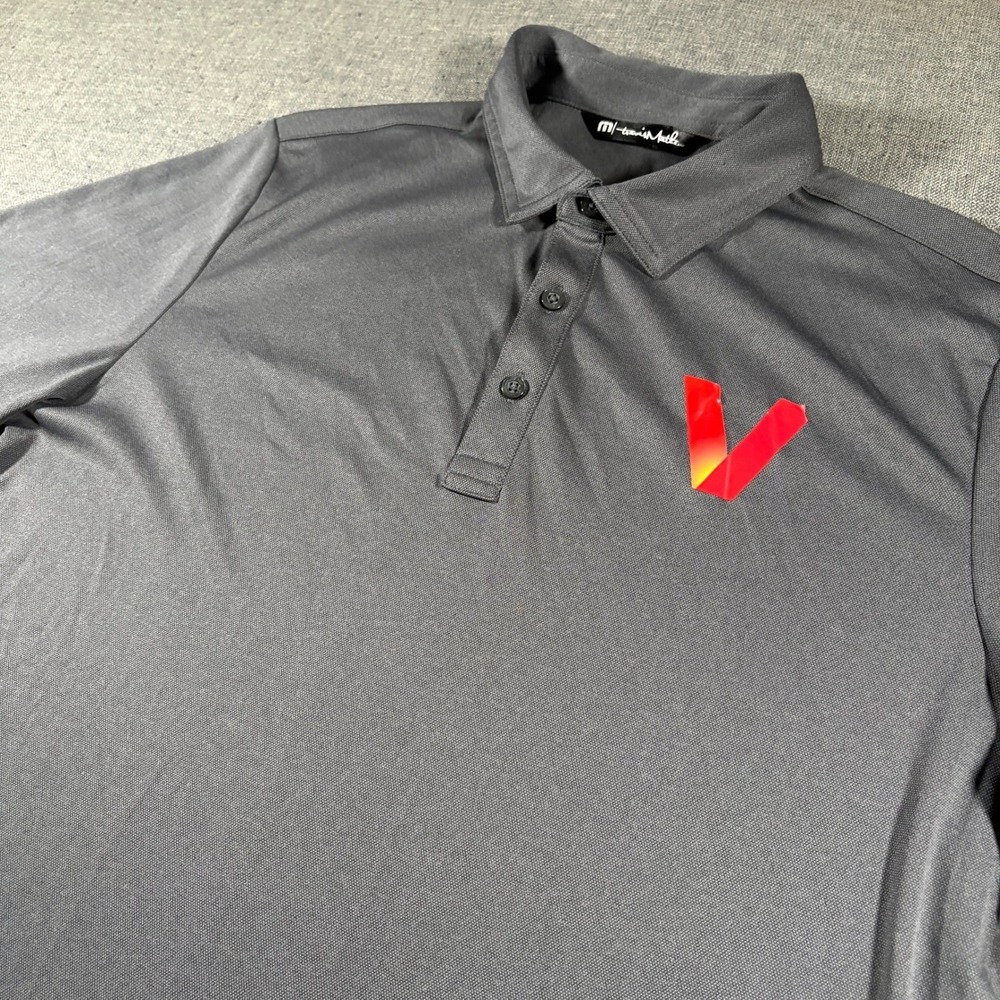 TravisMathew Polo Shirt Mens Medium Grey Red V Logo Short‎ Sleeve Performance